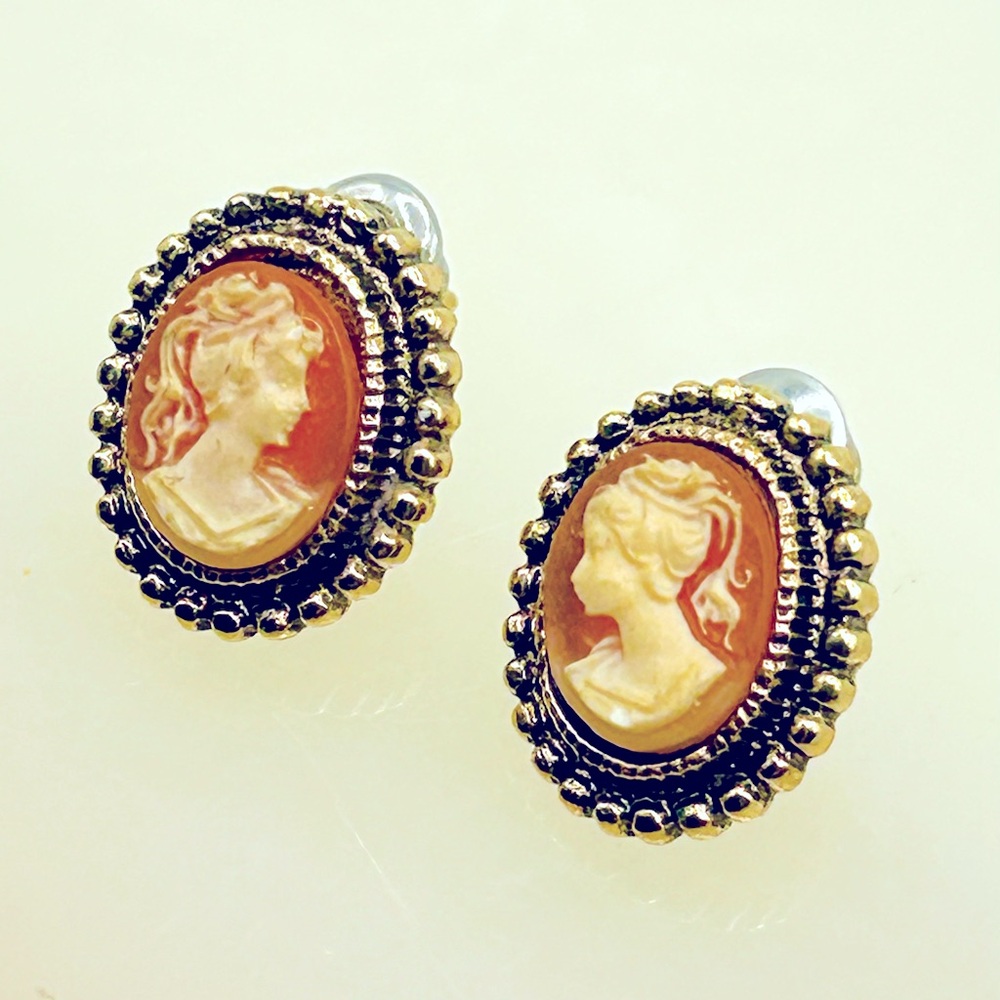 Vintage Small Cameo Stud Earrings - Picture 2 of 4